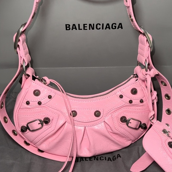 BALENCIAGA La Cagole Shoulder Bag from the Spring/Summer 2022 Collection - Picture 2 of 10
